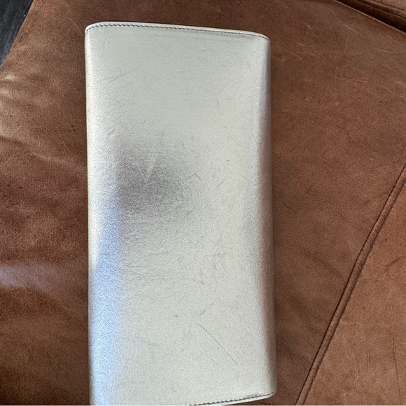 Gucci silver evening clutch. Leather with Pearl accent gold hardware - Picture 9 of 11